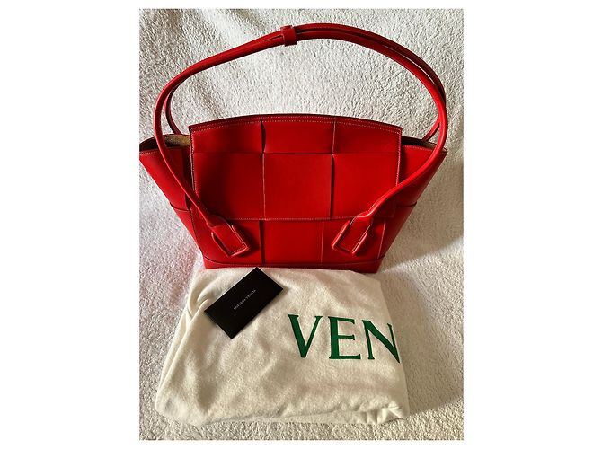 Bottega Veneta Sac Arco Medium de couleur Rouge - vue 14
