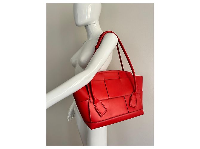 Bottega Veneta Sac Arco Medium de couleur Rouge - vue 15