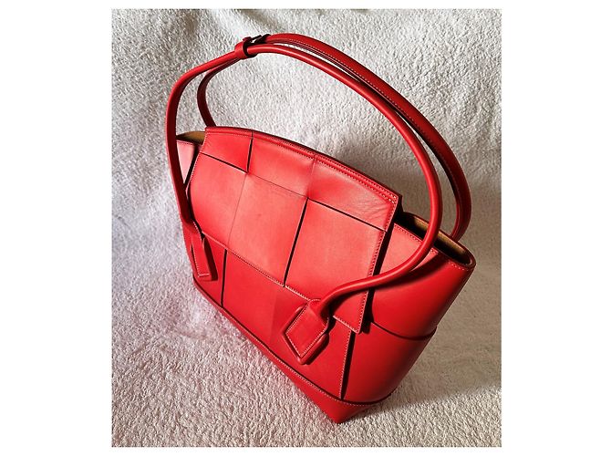 Bottega Veneta Sac Arco Medium de couleur Rouge - vue 4
