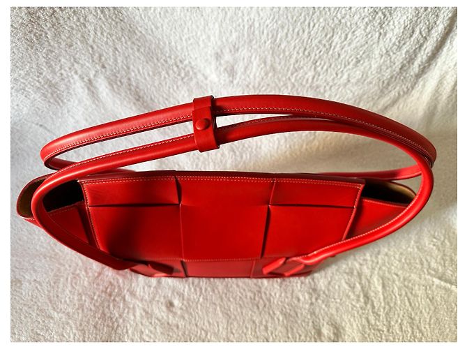 Bottega Veneta Sac Arco Medium de couleur Rouge - vue 9