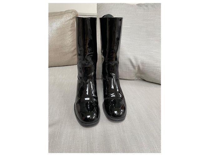 Botas Chanel en piel charol negra Negro - vista 2