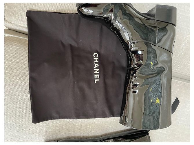 Botas Chanel en piel charol negra Negro - vista 6