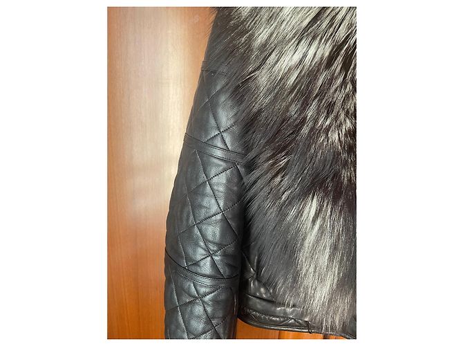 Givenchy Gesteppte Lederjacke Schwarz mit Silberfuchskragen - Ansicht 4