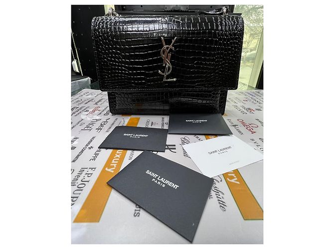 Borsa a tracolla Saint Laurent Sunset Medium nera in pelle verniciata Nero - vista 9