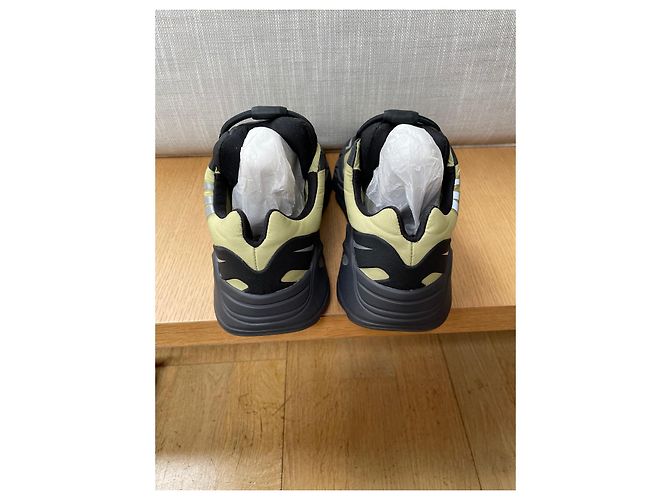 Adidas Yeezy 700 MNVN Resin Verde - vista 2