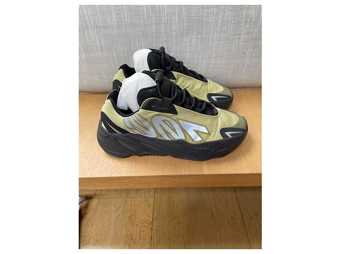 Adidas Yeezy 700 MNVN Resin Verde - vista 3