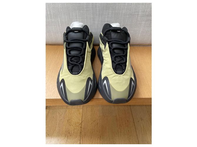 Adidas Yeezy 700 MNVN Resin Verde - vista 4