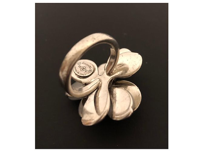 Chanel 08, 2008 Perlmutt-Sterlingsilber großer Kamelien-Cocktail-Ring Silber Hardware - Ansicht 2
