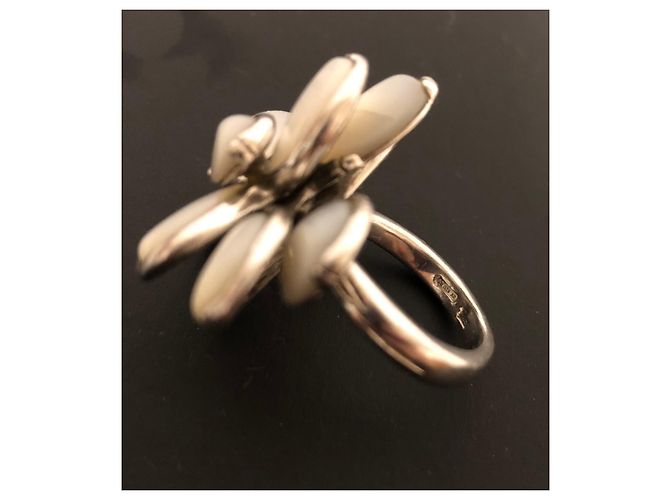 Chanel 08, 2008 Perlmutt-Sterlingsilber großer Kamelien-Cocktail-Ring Silber Hardware - Ansicht 3