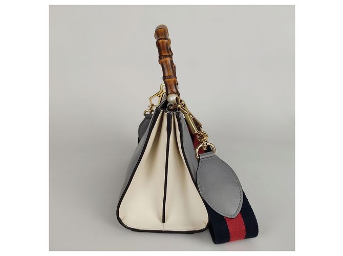 Borsa a spalla Gucci Bamboo Nymphaea in pelle grigia - vista 2