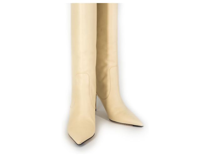 Jimmy Choo Hohe Stiefel aus Lammleder Creme 8cm Absatz - Ansicht 9