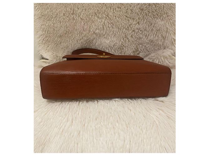 Borsa Louis Vuitton in pelle Epi color Caramello - vista 4