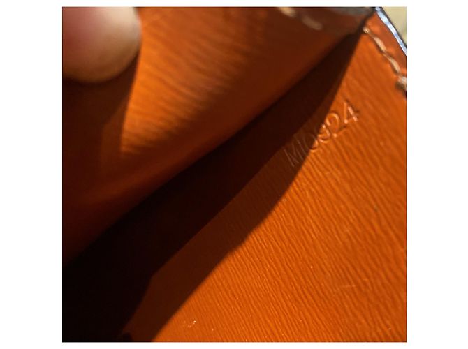 Borsa Louis Vuitton in pelle Epi color Caramello - vista 8
