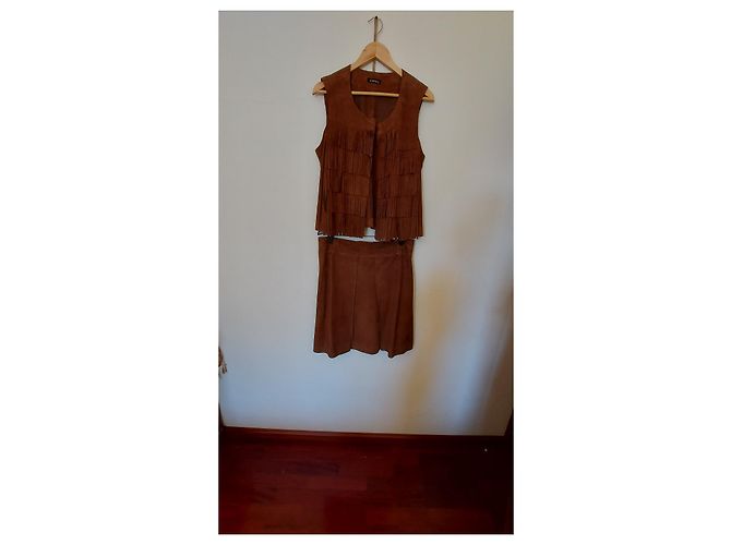 Conjunto de saia e colete CAROLL em camurça caramelo - vista 2