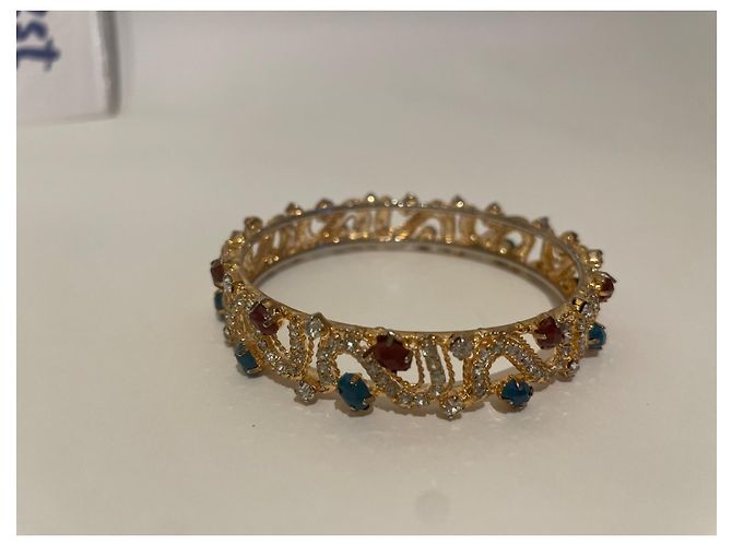 Autre Marque Goldfarbenes Armband mit Kristallen und grünen und roten Steinen Golden - Ansicht 9