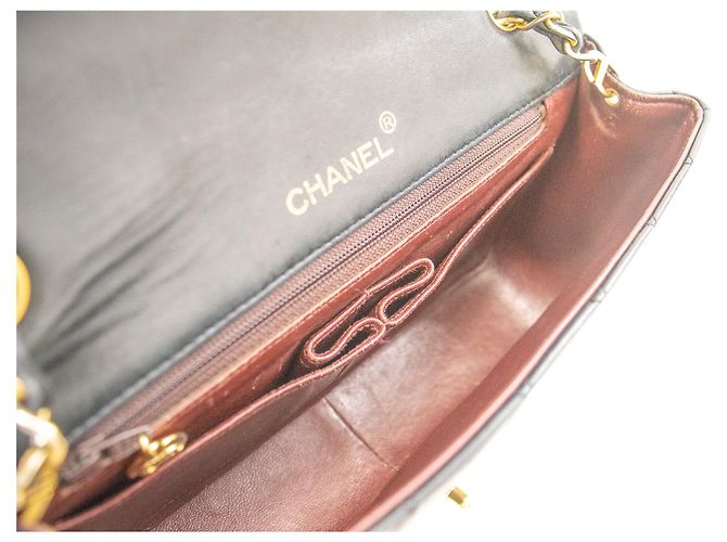 CHANEL Bolsa de Ombro com Aba Completa em Pele de Cordeiro Preto Acolchoado - vista 10