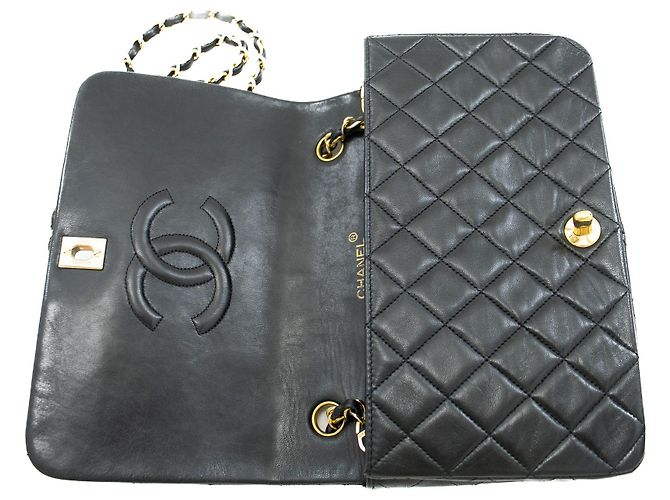CHANEL Bolsa de Ombro com Aba Completa em Pele de Cordeiro Preto Acolchoado - vista 11