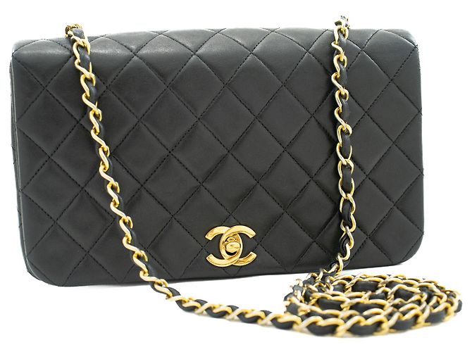 CHANEL Bolsa de Ombro com Aba Completa em Pele de Cordeiro Preto Acolchoado - vista 2