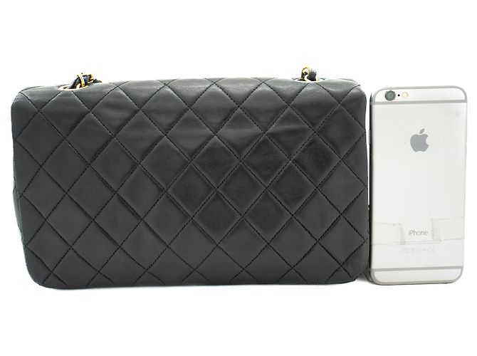 CHANEL Bolsa de Ombro com Aba Completa em Pele de Cordeiro Preto Acolchoado - vista 3