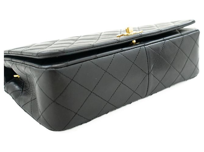 CHANEL Bolsa de Ombro com Aba Completa em Pele de Cordeiro Preto Acolchoado - vista 4