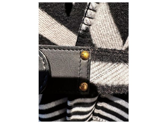 Capa Louis Vuitton de Lana Gris - vista 3