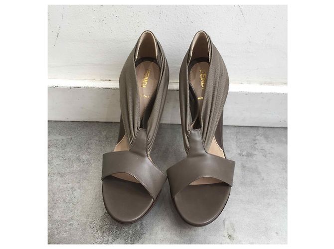 Sandali FENDI T.EU 36.5 Pelle Grigio antracite - vista 2