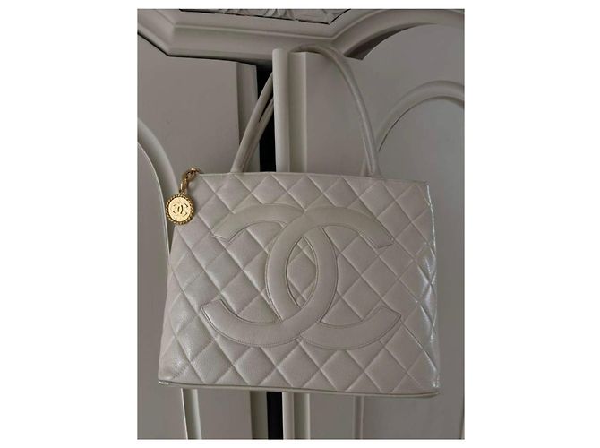 Chanel BOLSA DE CAVIAR MEDAILLON DE COURO Bege - vista 2