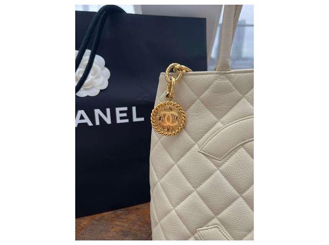 Chanel BOLSA DE CAVIAR MEDAILLON DE COURO Bege - vista 3