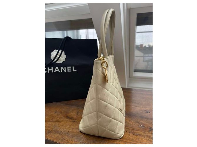 Chanel BOLSA DE CAVIAR MEDAILLON DE COURO Bege - vista 4