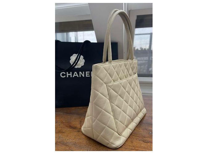 Chanel BOLSA DE CAVIAR MEDAILLON DE COURO Bege - vista 5