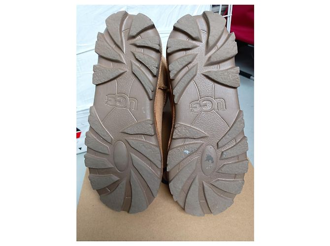 Modelo UGG: ESENCIAL CORTO Caramelo - vista 10