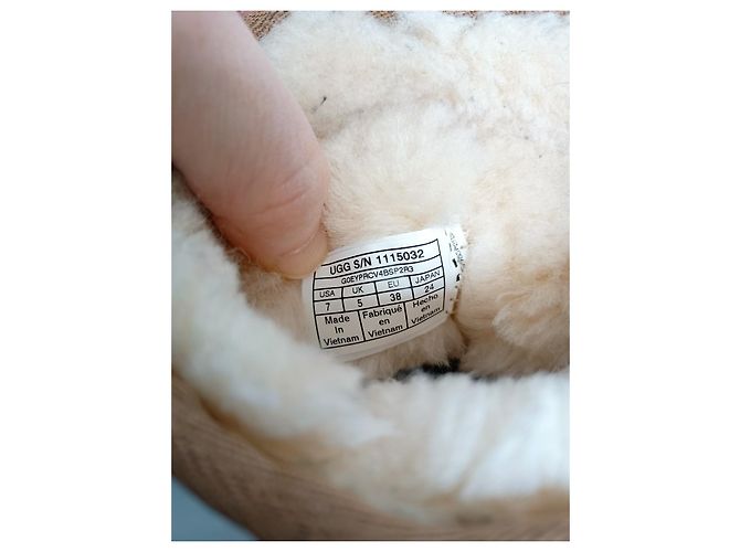 Modelo UGG: ESENCIAL CORTO Caramelo - vista 11