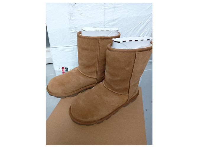 Modelo UGG: ESENCIAL CORTO Caramelo - vista 13