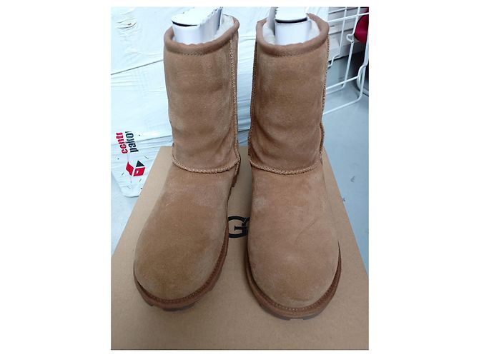 Modelo UGG: ESENCIAL CORTO Caramelo - vista 2