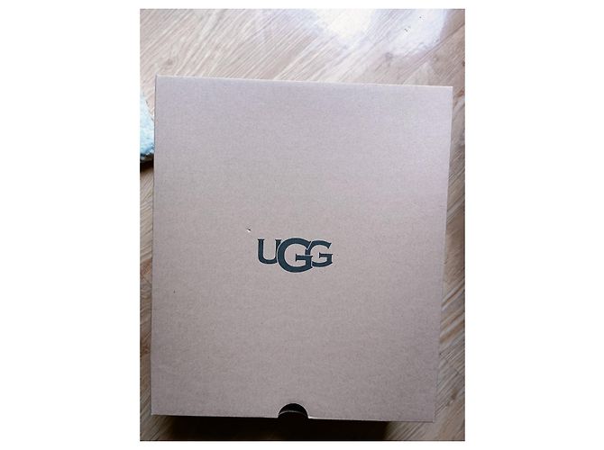 Modelo UGG: ESENCIAL CORTO Caramelo - vista 4