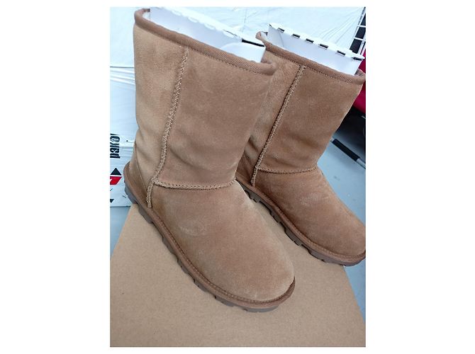 Modelo UGG: ESENCIAL CORTO Caramelo - vista 7
