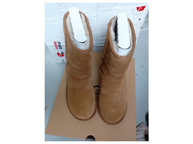 Modelo UGG: ESENCIAL CORTO Caramelo - vista 8