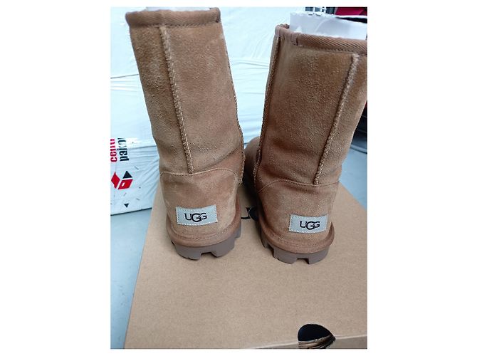 Modelo UGG: ESENCIAL CORTO Caramelo - vista 9