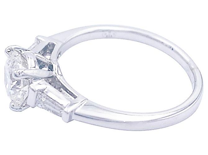 inconnue Bague solitaire accompagné de diamants baguette. - vue 3