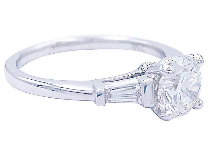 inconnue Bague solitaire accompagné de diamants baguette. - vue 4