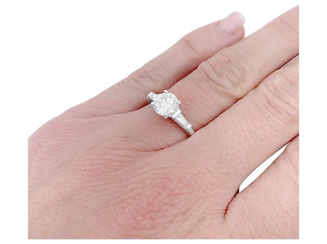 inconnue Bague solitaire accompagné de diamants baguette. - vue 7