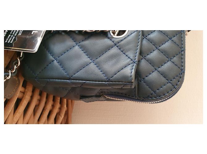 Camera Borsa a mano Chanel in pelle blu - vista 2