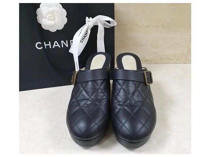 Zoccoli Chanel in pelle trapuntata nera Nero - vista 3
