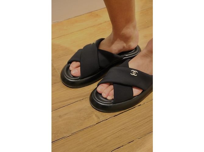 CHANEL  Mules & clogs T.eu 39 cloth Black - view 2
