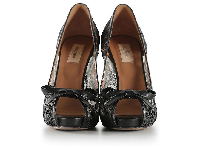 Sapato plataforma peep toe de renda preta Valentino Garavani com laço de couro - vista 3