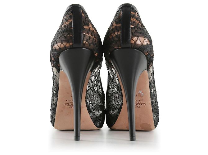 Sapato plataforma peep toe de renda preta Valentino Garavani com laço de couro - vista 4