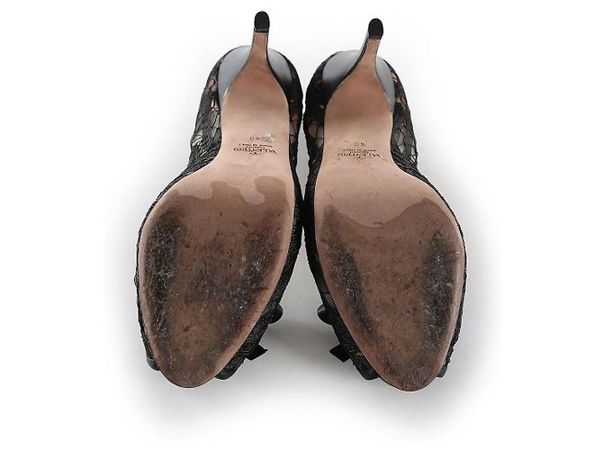 Sapato plataforma peep toe de renda preta Valentino Garavani com laço de couro - vista 5