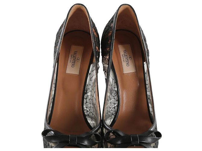 Sapato plataforma peep toe de renda preta Valentino Garavani com laço de couro - vista 6