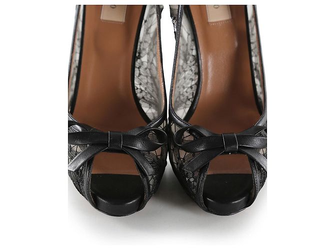 Sapato plataforma peep toe de renda preta Valentino Garavani com laço de couro - vista 7