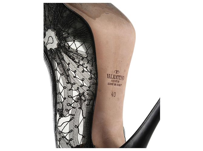Sapato plataforma peep toe de renda preta Valentino Garavani com laço de couro - vista 8